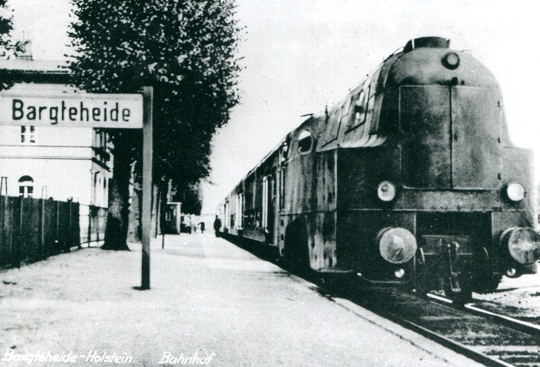 Schnellverkehrszug mit Doppelstockwagen in Bargteheide
